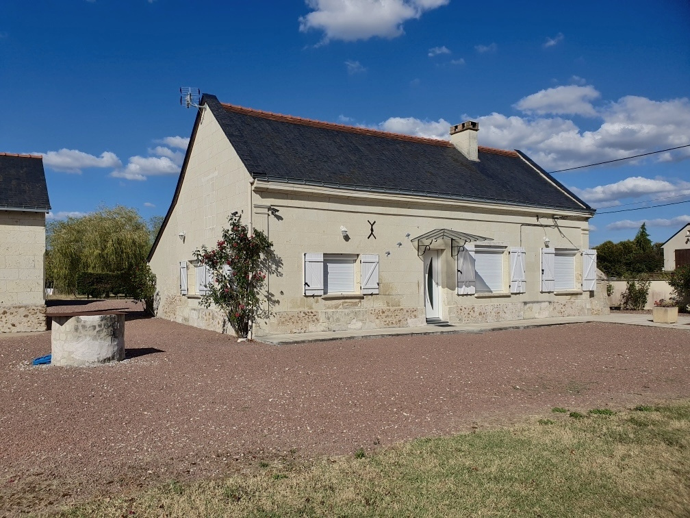 Ensemble immobilier en tuffeau avec dépendances sur un terra
